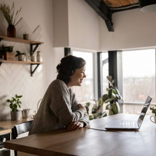 How to start a business as a woman to quit your 9 to 5 job in 2025?
